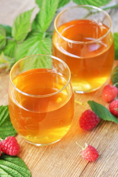 Raspberry,Leaf,Tea,In,Glass,Cups,With,Leaves,And,Berry